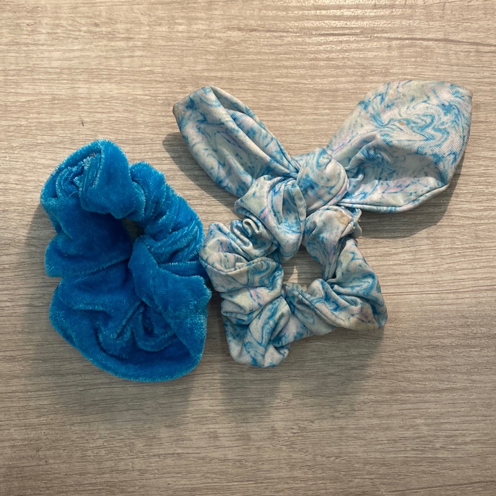 2 blue hair tie pair